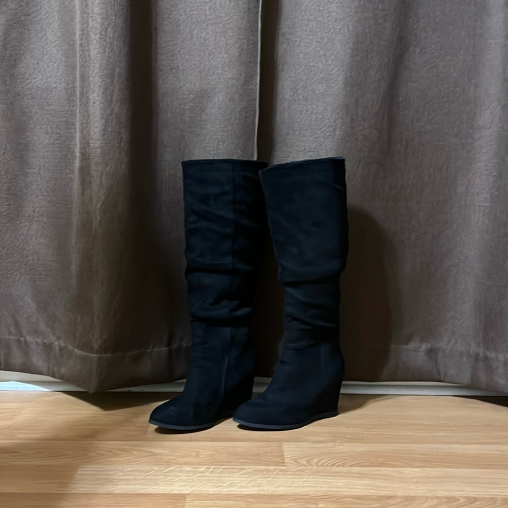 Black knee high boots..size 7.5